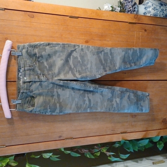 Universal Thread Camouflage High Rise Skinny Crop Jeans - Picture 1 of 6